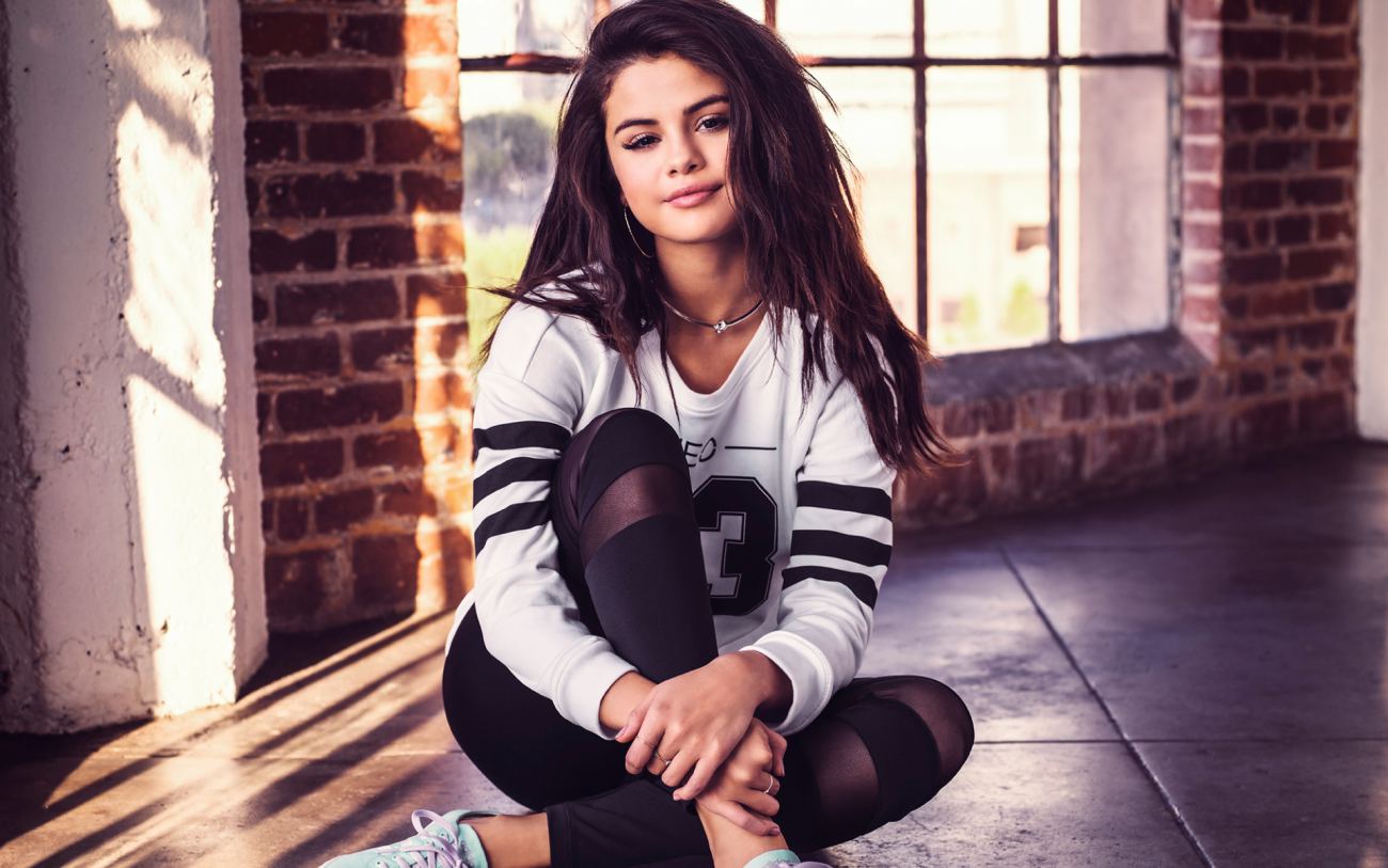 Selena Gomez Cute Actress HD Wallpaper