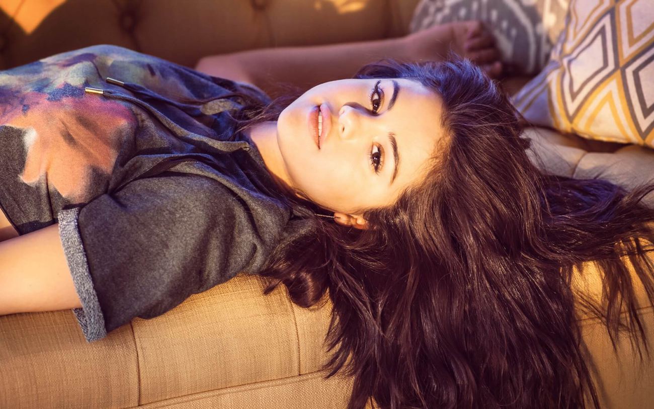 Stunning Selena Gomez Full HD Wallpaper